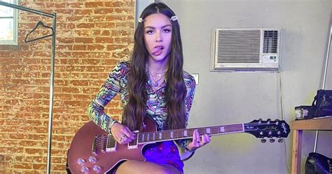 does olivia rodrigo write her own music? a deep dive into the creative process behind her hits